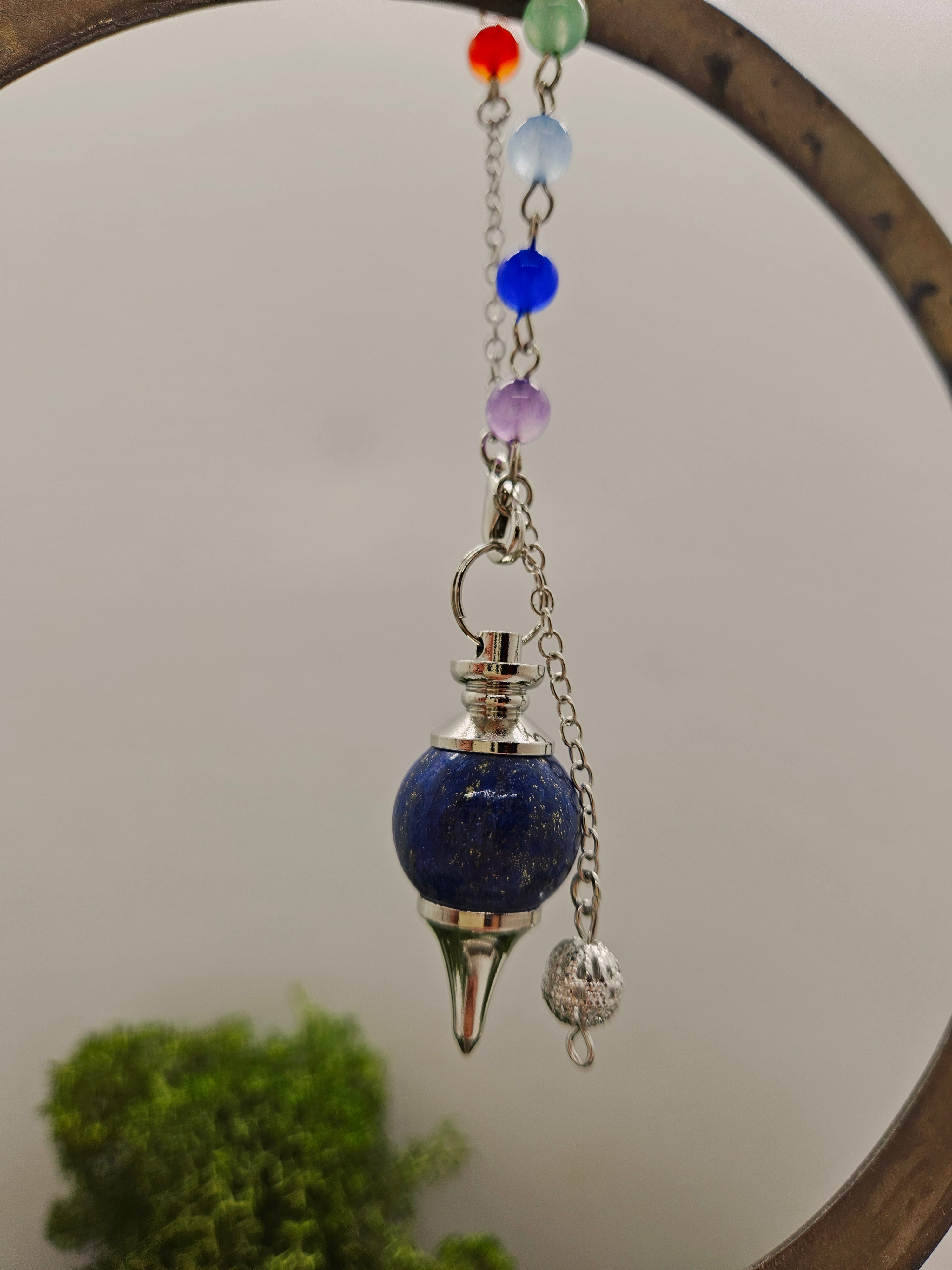 Lapis Lazuli Pendel - Rund med Chakrasnor