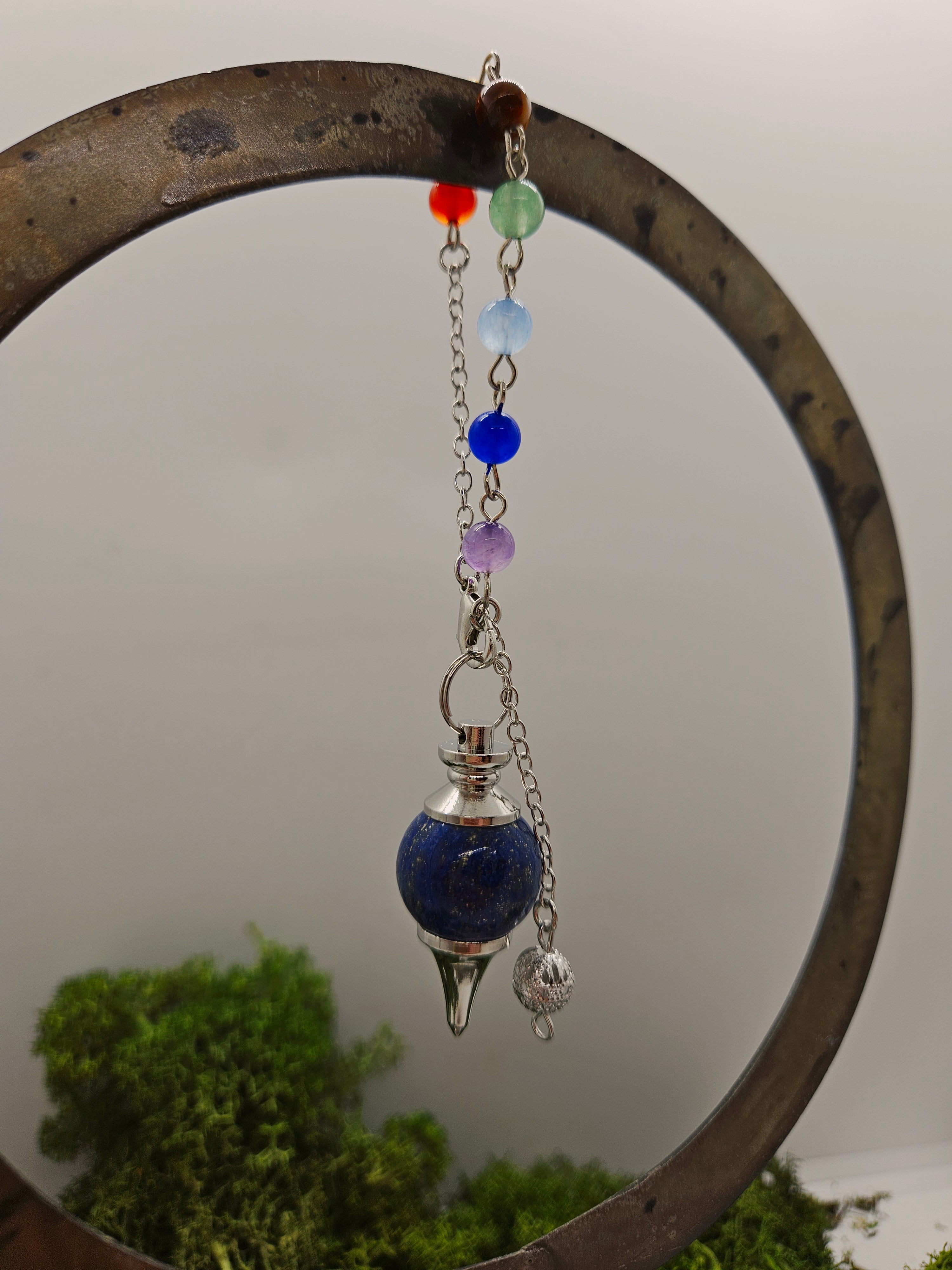 Lapis Lazuli Pendel - Rund med Chakrasnor